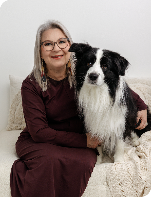 pia hanski istumassa koiran vieressä